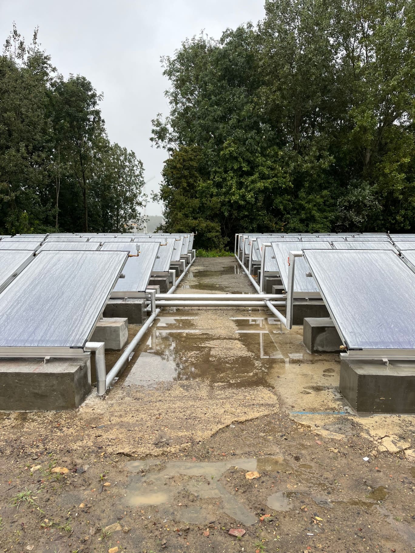 Ground-mounted commercial solar thermal collector array